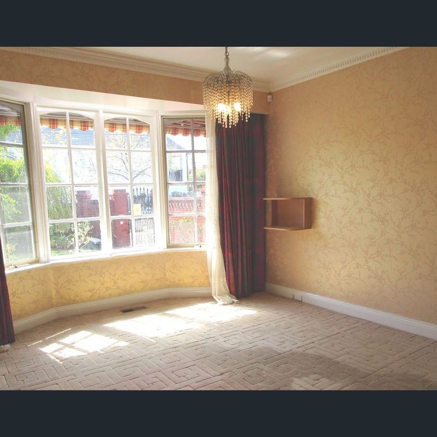 Superbly spacious classic home - Photo 1