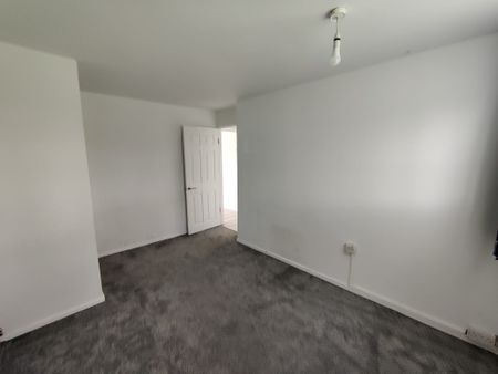 Two Bedroom Flat For Rent in Woodford Green, IG8 - Photo 3