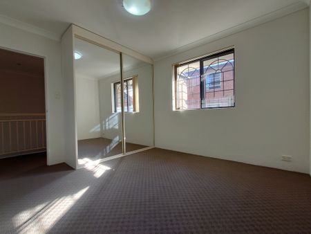 Large 4 Bedroom Townhouse - Photo 4