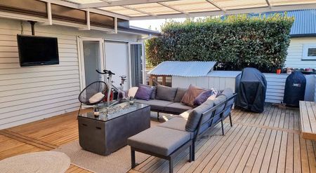 Charming 3BR Home with Spacious Outdoor Living - Photo 3