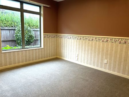 Large Executive Home - Photo 4