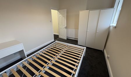 Spacious Four-Bedroom Student House with Generous Garden & Excellent Transport Links - Now Open To Groups Of 3 - Photo 4