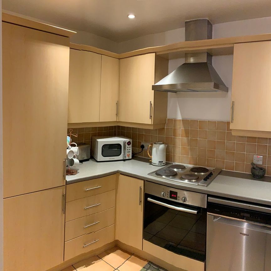 2 Bed Flat, Iliffe Close, RG1 - Photo 1