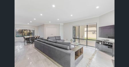 SUPERBLY SPACIOUS AND BEAUTIFUL TWO STOREY LUXURY EXECUTIVE HOME IN DIVINE LOCATION ! - Photo 2