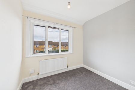 2 bedroom House in Alexandra Road, Hampshire - Photo 2