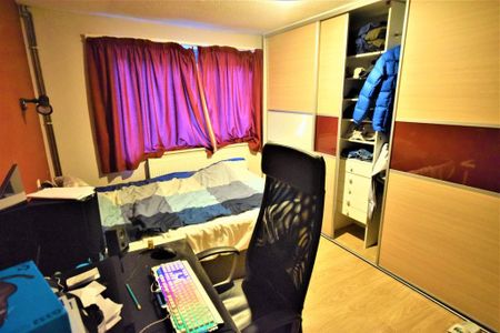 4 bedroom end of terrace house to rent - Photo 2