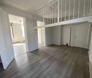 205.1 Wellington Street 1 Bed + Den - Photo 3