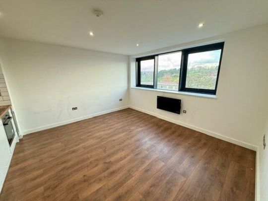 Carlton Square, Nottingham, NG4 - Photo 1