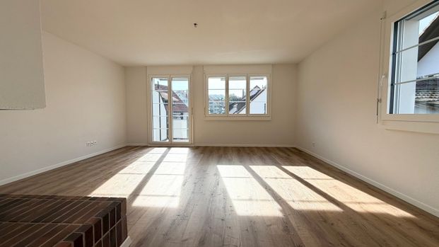Helle 4 1/2-Zimmer-Wohnung mit Balkon und Kamin in Bonstetten - Foto 1