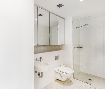 Sunny & Spacious North facing gem – Parking & Balcony - Photo 1