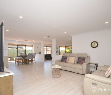 Grand Residence with Fully Ducted Reverse Cycle Air Conditioning - Photo 5