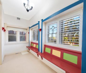 Duplex Sized, Renovated Apartment with Spacious Deck - Photo 6