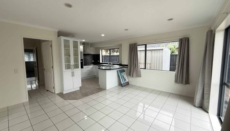 4 Bedroom Property with 2 Lounges!! - Photo 4