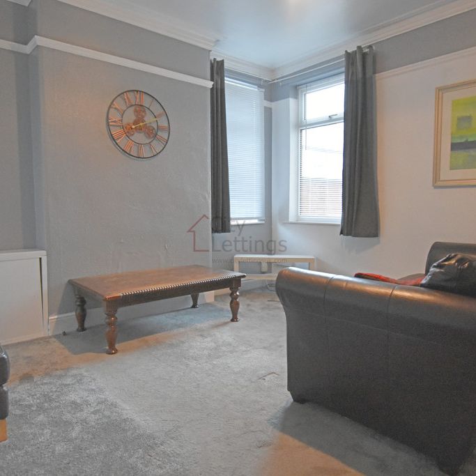 4 Bedroom End Terraced House - Photo 1