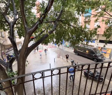 Shared double room with balcony to rent in student residence, Barcelona - Foto 4