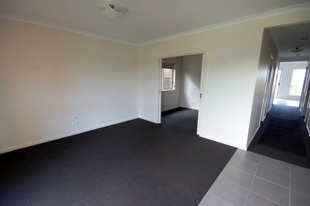 2/22 Arthur Phillip Drive, Pakenham VIC 3810 - House For Rent | Domain - Photo 5