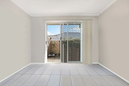 LARGE TOWNHOUSE 2 LIVING AREAS, VIEWS & GREAT SIZE BACK YARD - Photo 4