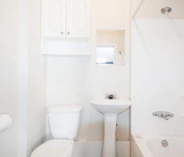 University Manor I & II — Studio Suite (Type A) - Photo 6