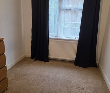 Room in a Shared Flat, Uphill Drive, NW9 - Photo 3