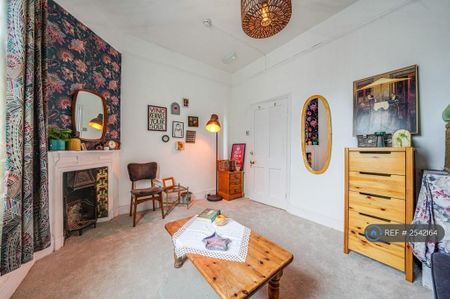 1 bedroom in a flat share to rent - Photo 5