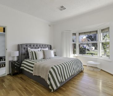 Three Bedroom Art Deco Modernised Home - Photo 3