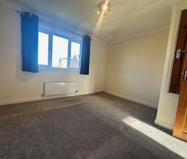 2 bedroom semi-detached house to rent - Photo 3