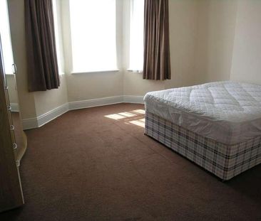 Bedroom Detached House In Charminster, BH9 - Photo 2