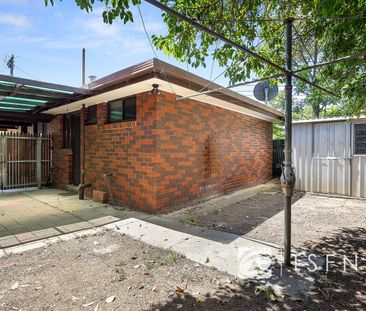 Charming 2 Bedroom Home Minutes from Town - Photo 5