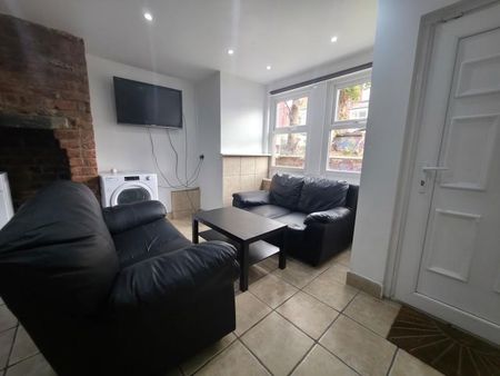 3 bedroom end of terrace house to rent - Photo 2