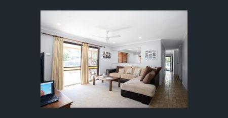 Spacious Family Home in Prime Andergrove Location! - Photo 2