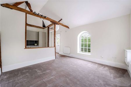 An immaculately presented converted Coach House close to Hawkhurst village - Photo 3