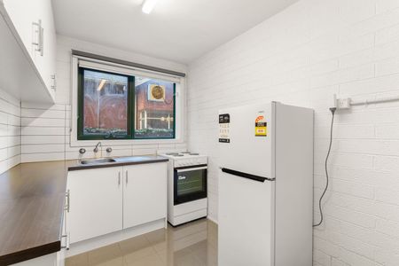 Light-Filled Ground-Floor Apartment in Prime Essendon Location - Photo 4