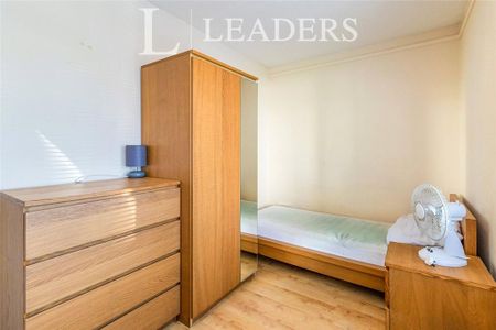 3 bedroom flat to rent - Photo 2