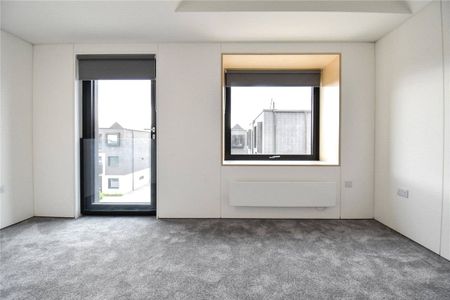 Well presented 3 bedroom semi-detached house situated within the growing community of Northstowe. Driveway parking. Highly efficient electric heating. Unfurnished. - Photo 4