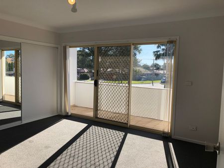 Spacious townhouse within 200m to waterfront and local shops! - Photo 4