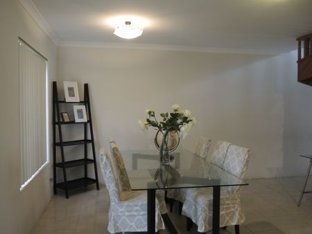 Fully Furnished Townhouse - 6 Month Lease Only - Photo 2