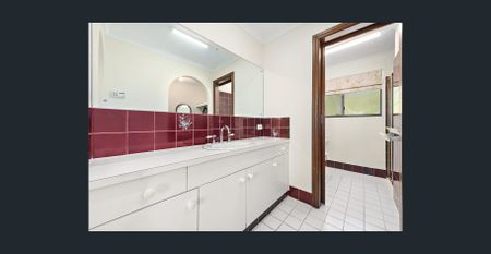 Stunning English-style home set on approx. 15acres - Photo 4