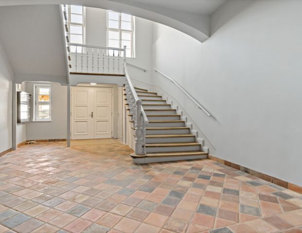 Exklusives Wohnen im Baudenkmal – Großzügige Erdgeschosswohnung mit zwei Terrassen! - Photo 1