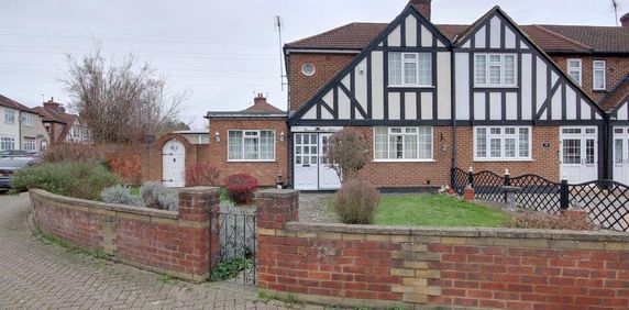 Bedford Crescent, Enfield EN3, London - Photo 2