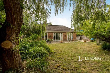 4 bedroom bungalow to rent - Photo 2