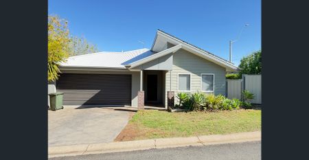 Spacious 4-Bedroom Family Home with a Pool - Photo 2