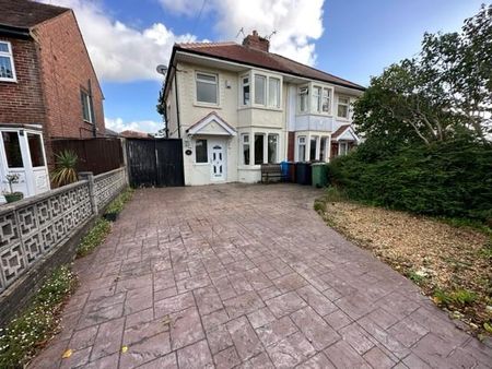3 bedroom semi-detached house to rent - Photo 2