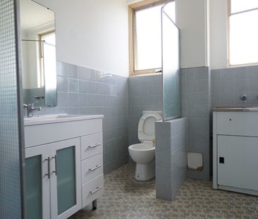 Spacious Two Bedroom Unit In Prime Location! - Photo 5