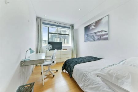 3 bedroom flat in London - Photo 5