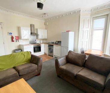3 bedroom flat to rent - Photo 4