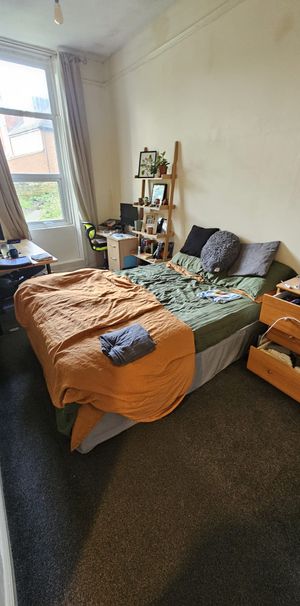 1 Bed - flat 7, 35 Richmond Road, Headingley, Leeds - LS6 1BX - Student - Photo 1