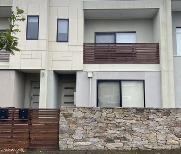 Stunning 3-Bedroom Home in Greenvale - Photo 2