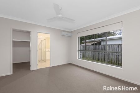 Beautifully Lanscaped Coomera Family Home - Photo 5