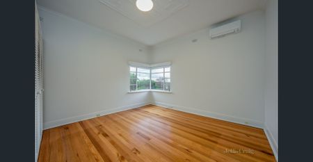 Beautifully Renovated Three-Bedroom Home in Sought-After Kew - Photo 5