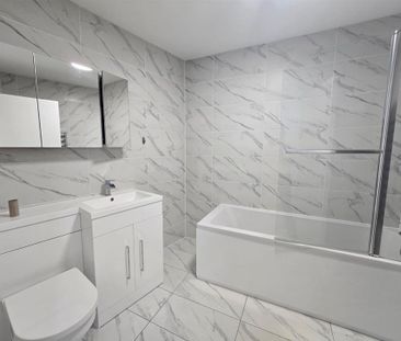 3 bedroom flat to rent - Photo 4